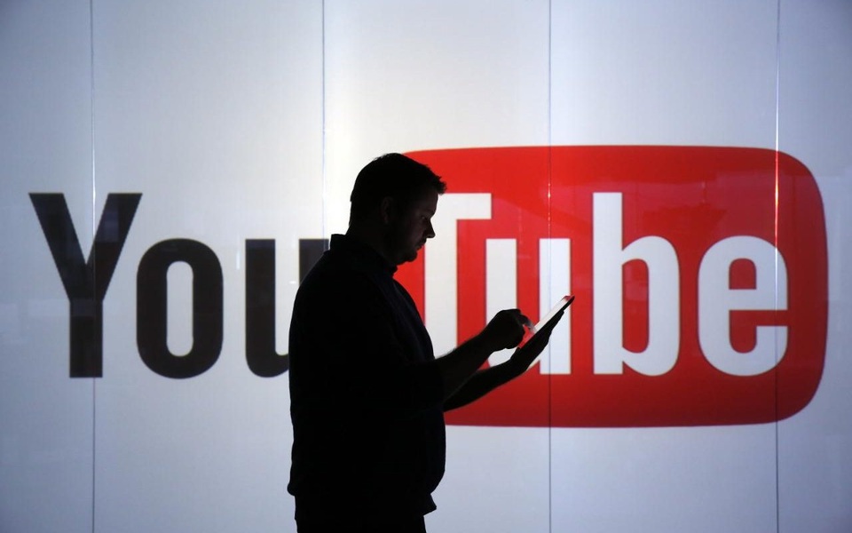 Vì sao doanh nghiệp Việt ngừng quảng cáo trên Youtube? - 1 Các clip có nội dung xấu độc trên YouTube lại xuất hiện quảng cáo của nhiều nhãn hàng lớn đang kinh doanh tại thị trường Việt Nam.