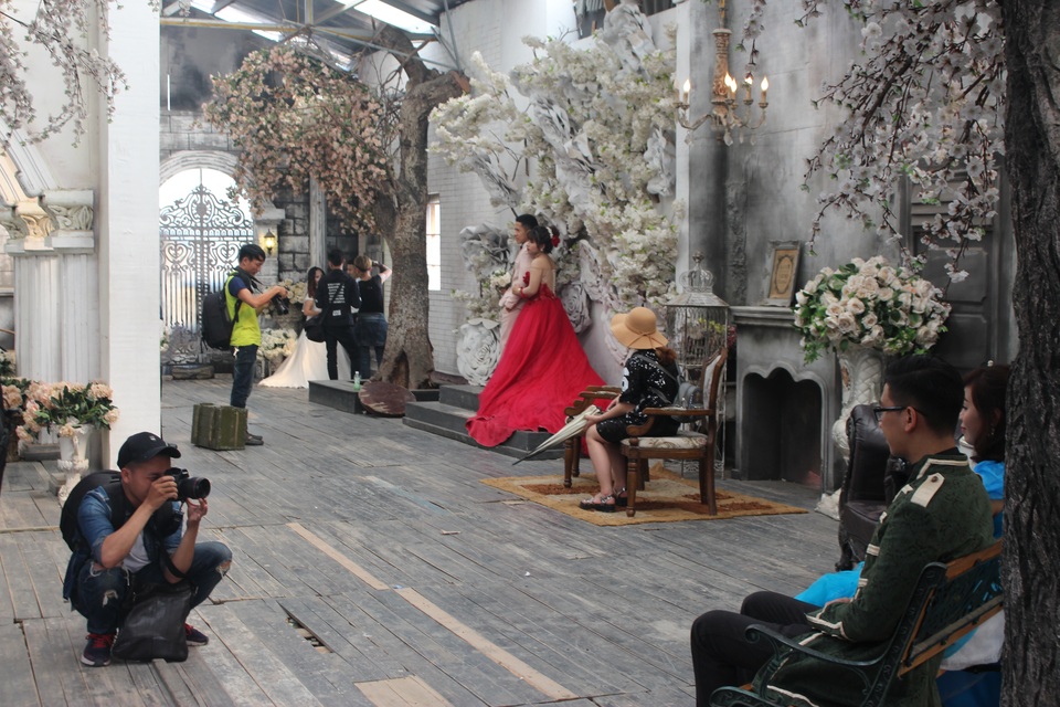 Bên cạnh vườn hoa ngoài trời, nơi đây cũng có một phim trường để chụp ảnh trong nhà.