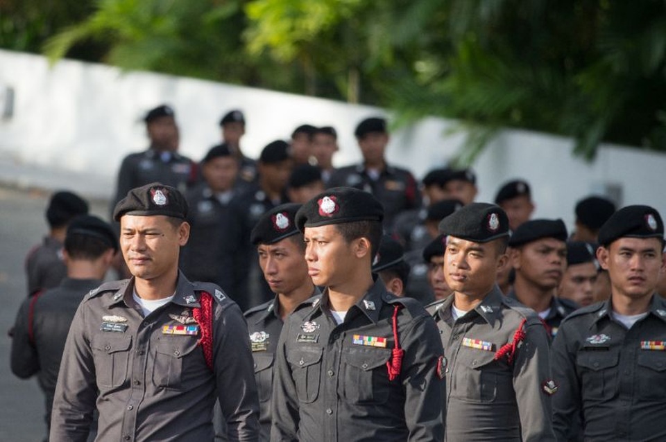 Vì sao chính quyền quân sự Thái Lan có thể "mừng thầm" khi bà Yingluck bỏ trốn? - 1
Chính quyền quân sự Thái Lan có thể tránh được nguy cơ bùng phát các cuộc bất ổn khi bà Yingluck bỏ trốn. Trong ảnh: Cảnh sát Thái Lan bên ngoài tòa án tối cao trước phiên luận tội bà Yingluck sáng 25/8. (Ảnh: AFP)
