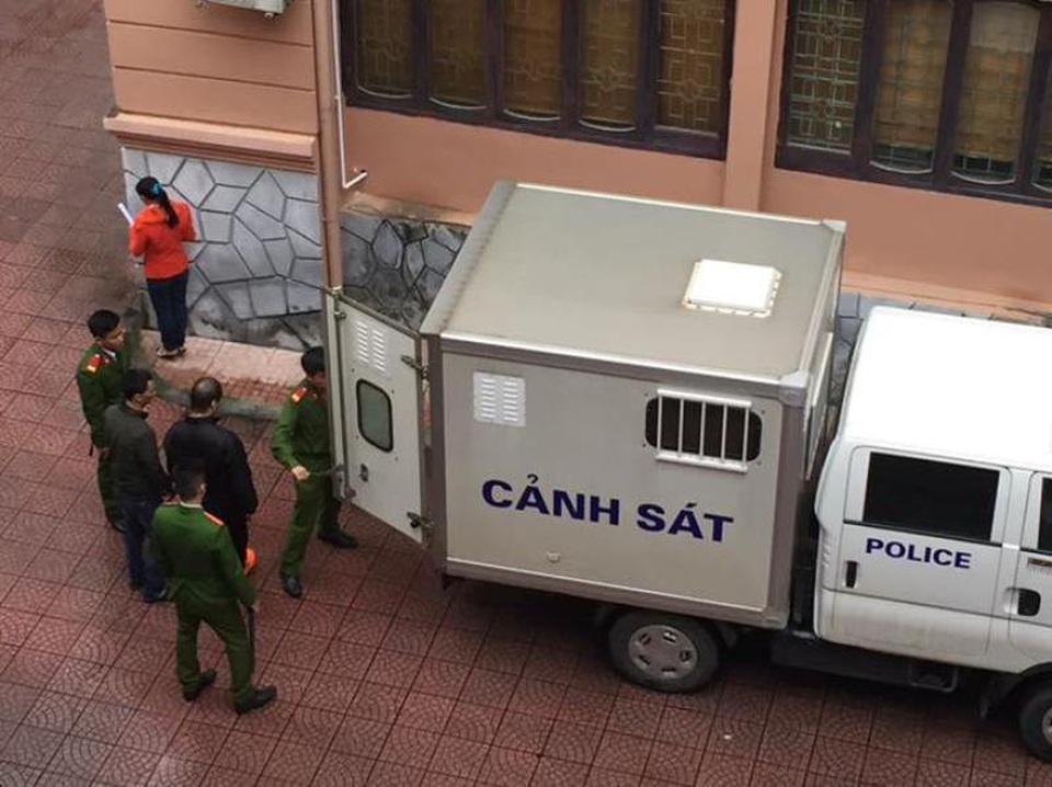 Hai đối tượng người Lào “cắt rừng” đưa lượng lớn ma túy về Việt Nam - 2 Các bị cáo được dẫn giải lên xe