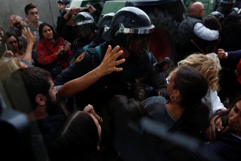 Cảnh sát đụng độ người bỏ phiếu ở Catalonia, 38 người bị thương - 1 Cảnh sát đụng độ với người dân Catalonia (Ảnh: Reuters)