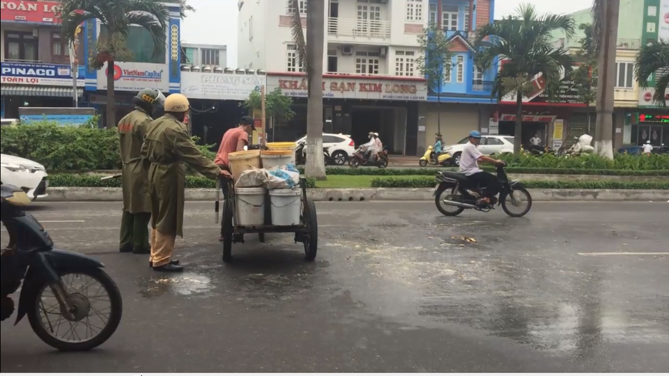 CSGT dọn thức ăn thừa bị đổ ra đường giúp dân - 1 Cảnh sát giao thông Đà Nẵng giúp người dân dọn thức ăn thừa bị đổ ra đường
