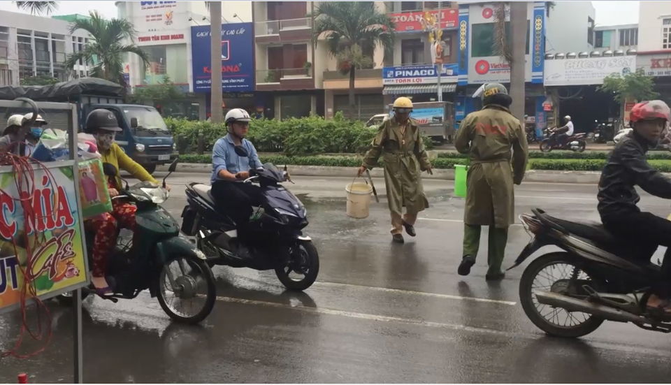 CSGT dọn thức ăn thừa bị đổ ra đường giúp dân - 2 Sau đó, lấy nước dội cho sạch đường