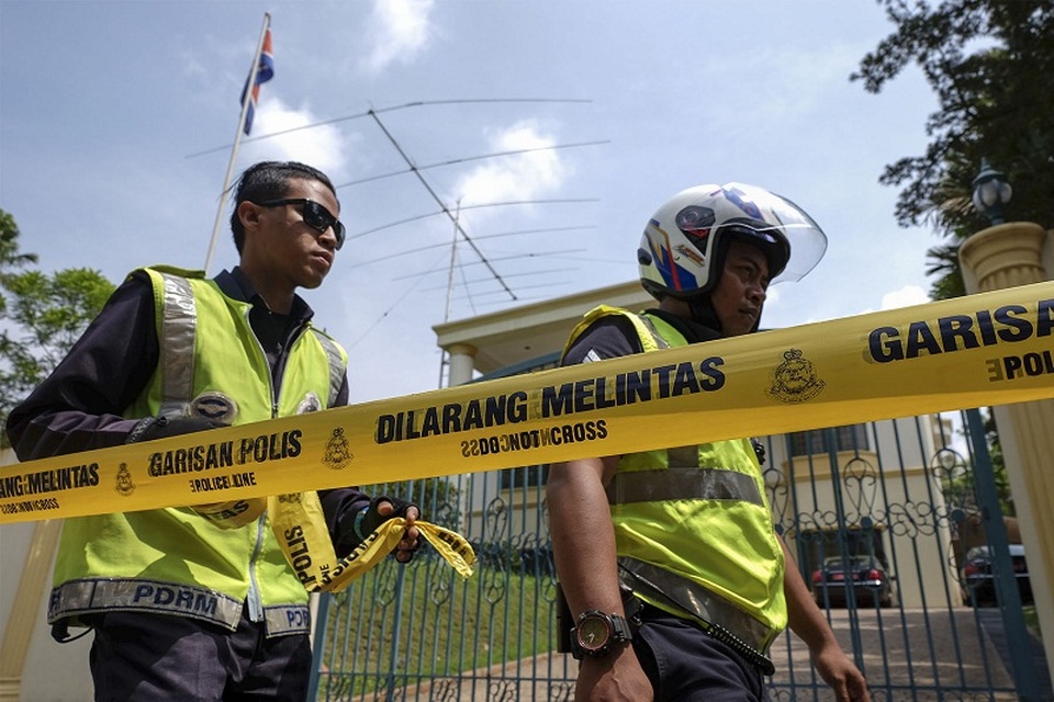 Cảnh sát Malaysia phong tỏa Đại sứ quán Triều Tiên - 1
Cảnh sát Malaysia phong tỏa bên ngoài Đại sứ quán Triều Tiên ở Kuala Lumpur sáng 7/3. (Ảnh: Malay Mail Online)
