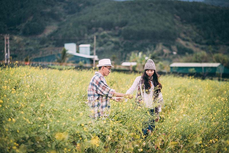 Ảnh cưới ngập sắc hoa của cặp đôi “yêu không cần ngỏ lời” - 1
Trần Thị Kim Ngân (sinh năm 1994) và Vũ Thanh Cảnh (sinh năm 1993) gặp rồi quen nhau khi cả hai cùng học Cao đẳng Dược ở TP HCM. Khi đó, Kim Ngân nhìn thấy biển số xe của anh bạn chung lớp vội gọi to “Ấy là người Đồng Nai à?”. Và họ quen nhau từ đó.