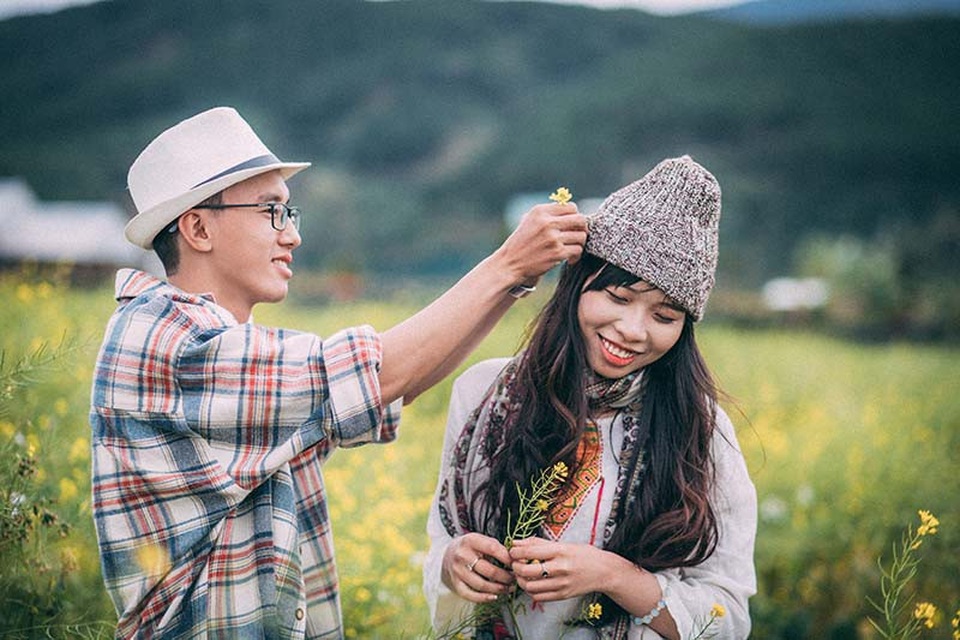 Ảnh cưới ngập sắc hoa của cặp đôi “yêu không cần ngỏ lời” - 2
Sáng hôm sau đến lớp Kim Ngân mạnh dạn chuyển chỗ ngồi cạnh Thanh Cảnh với lý do “đồng hương”.