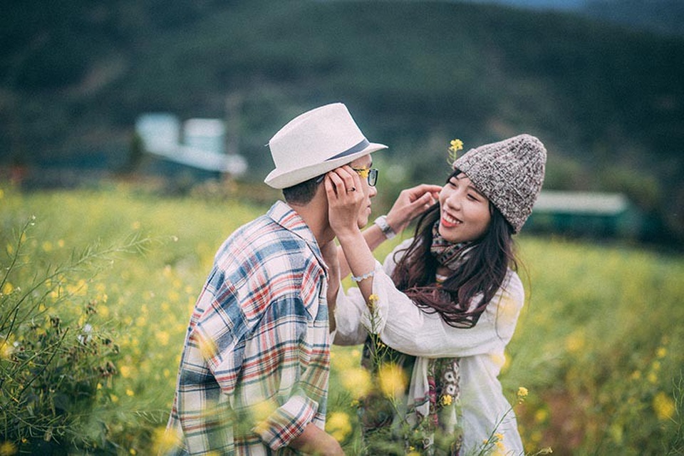Ảnh cưới ngập sắc hoa của cặp đôi “yêu không cần ngỏ lời” - 3
Học chung với nhau 2 kỳ, Thanh Cảnh bảo lưu để về quê phụ giúp công việc kinh doanh của gia đình, nhưng không vì thế mà họ mất liên lạc với nhau.