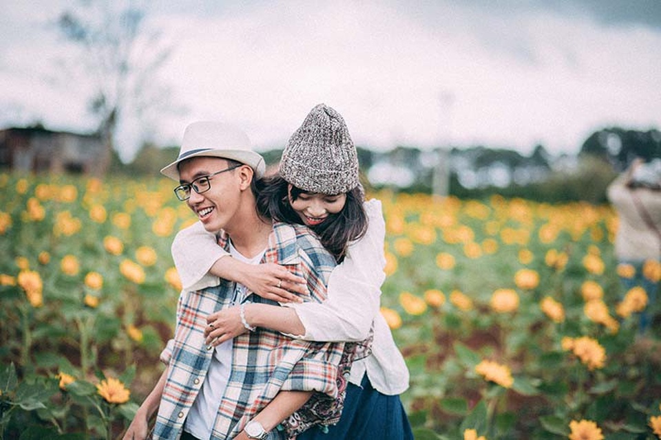 Ảnh cưới ngập sắc hoa của cặp đôi “yêu không cần ngỏ lời” - 5
Mãi cho đến khi anh chàng Thanh Cảnh có việc lên Sài Gòn họ mới có cơ hội gặp lại. Sau buổi hẹn ấy cả hai đều nhận thấy tình cảm đối phương dành cho mình.