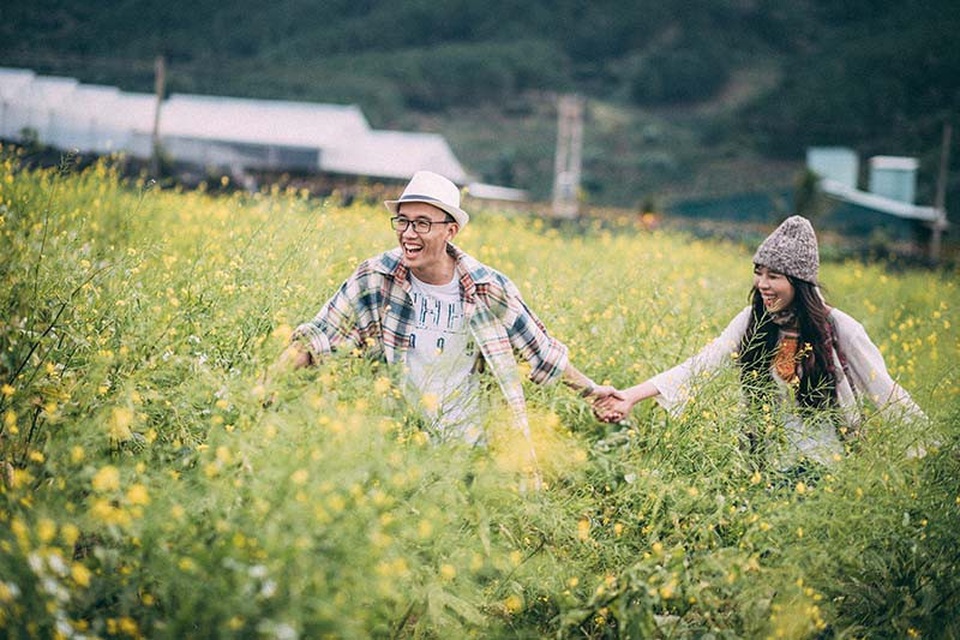 Ảnh cưới ngập sắc hoa của cặp đôi “yêu không cần ngỏ lời” - 9
Tuy vậy cũng có lúc cả hai xảy ra cãi vã, bất đồng quan điểm, những lúc như thế Thanh Cảnh luôn là người nhường nhịn và chờ Kim Ngân bình tĩnh để cùng nhau nhìn nhận vấn đề, từ đó họ thêm hiểu và yêu nhau nhiều hơn.