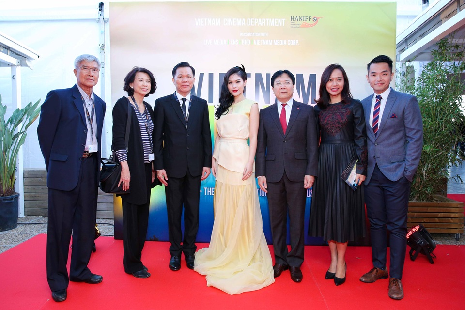 Hơn 600 đoàn làm phim thế giới đến với “Đêm Việt Nam” tại LHP Cannes 70 - 1 Các vị khách quốc tế tại thảm đỏ Đêm Việt Nam ở LHP Cannes.