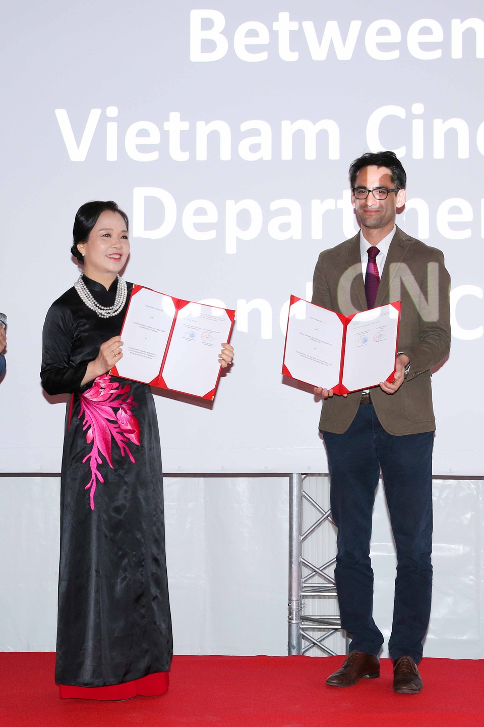 Hơn 600 đoàn làm phim thế giới đến với “Đêm Việt Nam” tại LHP Cannes 70 - 4 Đại diện Cục Điện ảnh Việt Nam ký hợp tác với Trung tâm Điện ảnh quốc gia Pháp.