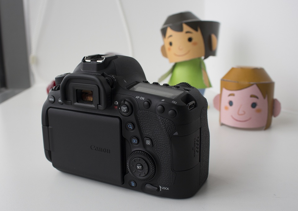 Cận cảnh máy ảnh Canon 6D Mark II giá 45,5 triệu đồng tại Việt Nam - 6 Bên cạnh đó, EOS 6D Mark II được trang bị bộ cảm biến đo sáng RGB+IR 7560 pixel cho phép chụp ảnh với độ chính xác cao và phù hợp trong các điều kiện ánh sáng khác nhau. Hệ thống này sẽ tự động nhận diện tông màu da và ưu tiên tập trung vào đối tượng/vật thể trong khung hình. Nhờ được bổ sung các thiết lập điều chỉnh sai lệch ống kính, EOS 6D Mark II sẽ tự động nhận các ống kính ghép nối và điều chỉnh độ cân đối và nhiễu xạ tại thời điểm chụp.