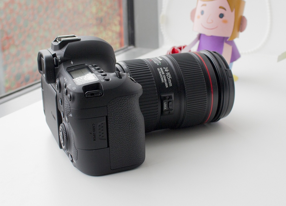 Cận cảnh máy ảnh Canon 6D Mark II giá 45,5 triệu đồng tại Việt Nam - 5 Một khác biệt đáng kể với người tiền nhiệm EOS 6D chỉ có 11 điểm lấy nét, EOS 6D Mark II đạt 45 điểm lấy nét chữ thập. Hệ thống lấy nét 45 điểm này mang đến khả năng lấy nét toàn diện hơn, ngay cả những khu vực rìa khi chụp bằng ống ngắm (viewfinder). 27 trên tổng số 45 điểm này có khẩu độ f/8.