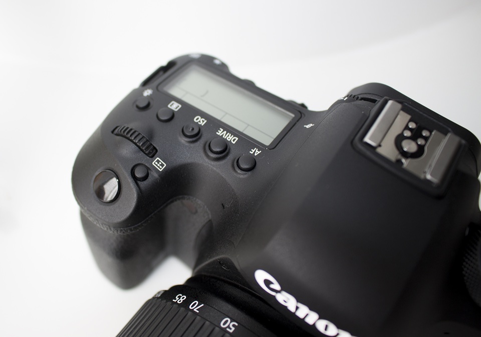 Cận cảnh máy ảnh Canon 6D Mark II giá 45,5 triệu đồng tại Việt Nam - 9 Ngoài ra, EOS 6D Mark II tích hợp kết nối NFC và Wi-Fi, người dùng có thể truyền tải hình ảnh và phim từ máy chụp ảnh đến các thiết bị thông minh và tải lên Canon Image Gateway, các nền tảng mạng xã hội và lưu trữ đám mây. Khi sử dụng ứng dụng Canon Camera Connect, người dùng có thể điều chỉnh theo thời gian thực như tốc độ màn trập, lựa chọn tiêu cự, tự hẹn giờ chụp...