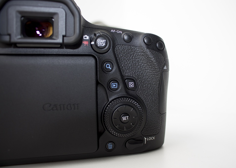 Cận cảnh máy ảnh Canon 6D Mark II giá 45,5 triệu đồng tại Việt Nam - 8 Về khả năng quay phim, EOS 6D Mark II cho phép quay những thước phim theo chuẩn Full HD 60 khung hình/giây. Canon cho biết, dòng máy này sử dụng công nghệ Dual Pixel CMOS AF tốc độ cao, giúp máy lấy nét nhanh và siêu mượt có thể đạt được ngay cả khi sử dụng ở chế độ Live View hoặc Quay phim. Khi quay phim, EOS 6D Mark II có thể bắt chuyển động của đối tượng liên tục, đồng thời có khả năng giúp người chụp nhanh chóng chuyển lấy nét từ tiền cảnh sang hậu cảnh chỉ bằng thao tác cảm ứng chạm lấy nét trên màn hình LCD cảm ứng xoay lật đa chiều.