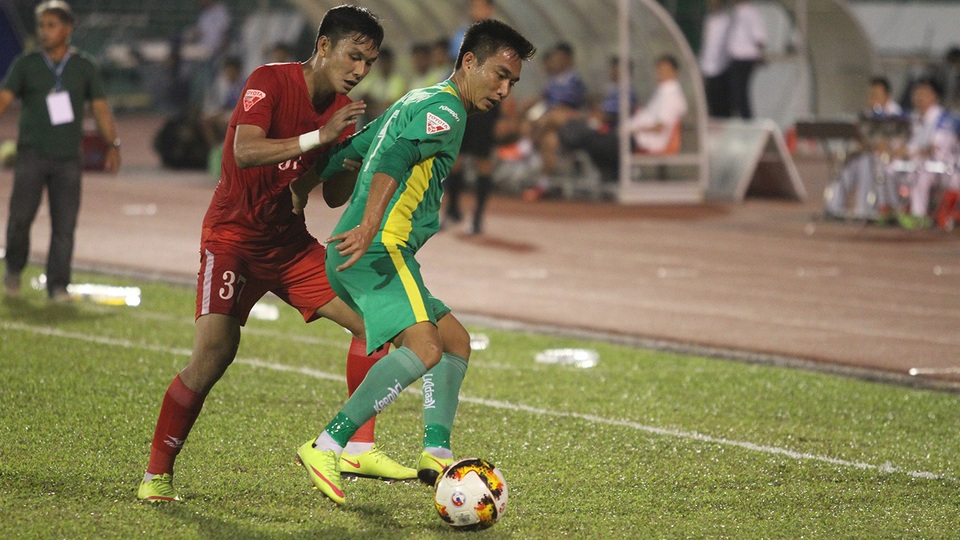 Cần Thơ (áo xanh) có chiến thắng quan trọng ở vòng 16 V-League, để thoát xa nhóm rớt hạng (ảnh: K.Đ)