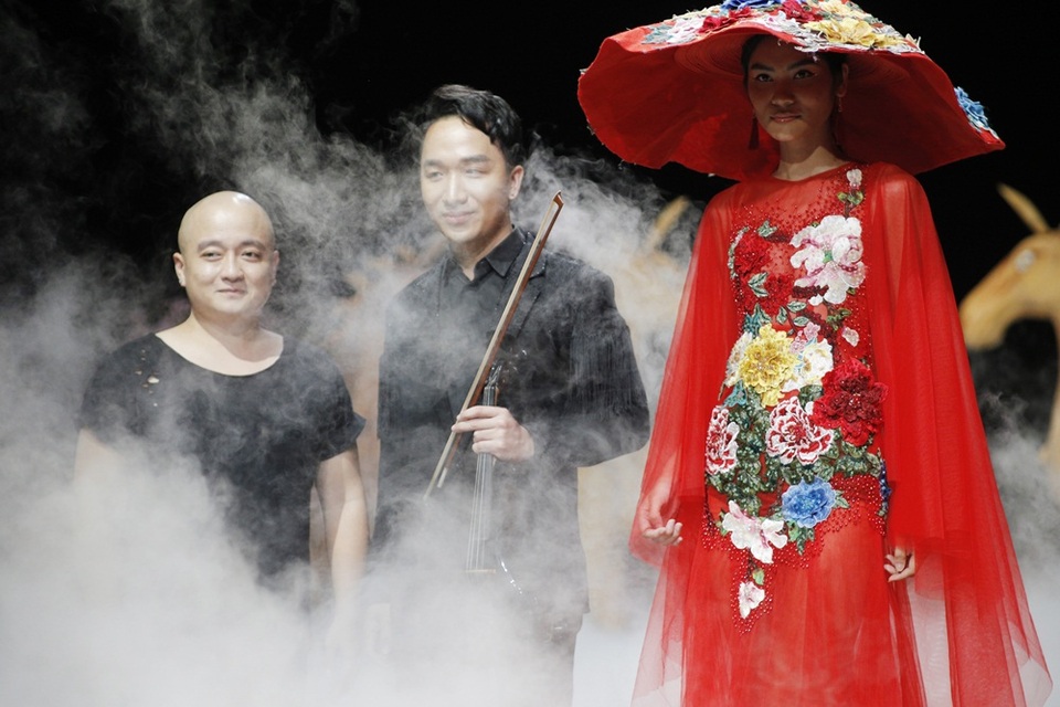 Dàn chân dài phiêu trong tiếng violin cùng những chú ngựa gỗ kiêu hãnh - 14 NTK Cao Minh Tiến (ngoài cùng bên trái) sắc nét trong gam màu đen, đỏ với hình thái của áo yếm.