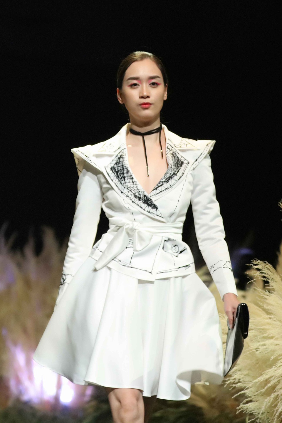 Cao Minh Tiến gây ấn tượng với "Lưỡng tính" trong tuần lễ thời trang - 6 Cao Minh Tiến gây ấn tượng với "Lưỡng tính" trong tuần lễ thời trang - 6