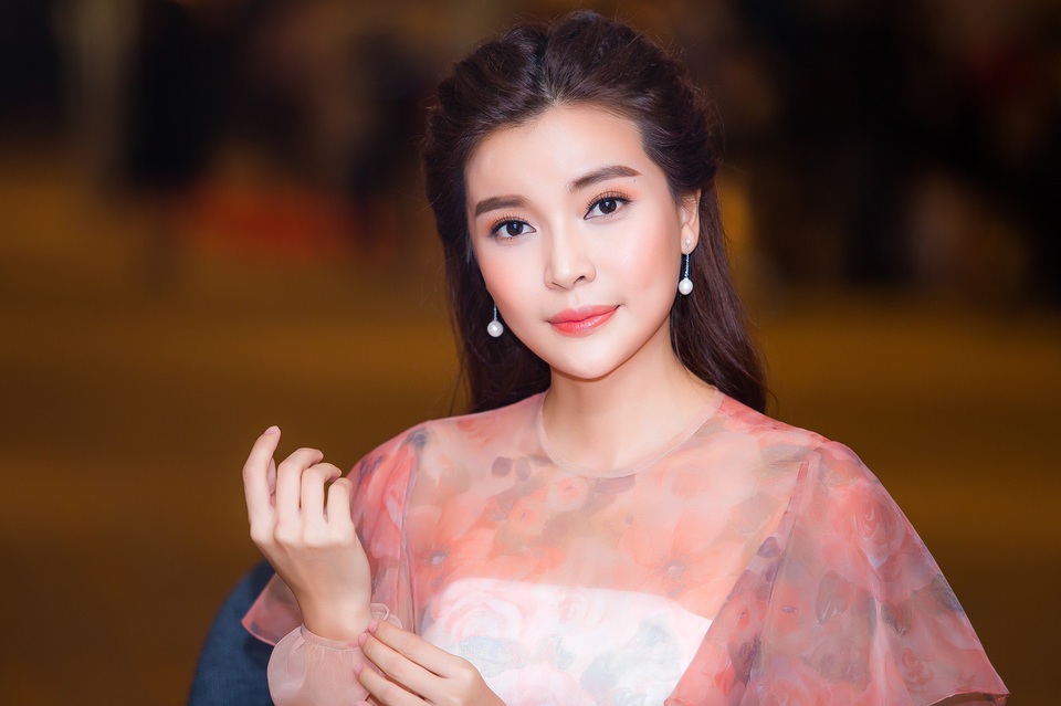 Cao Thái Hà thừa nhận ca “dao kéo” đau đớn, “có lỗi với ai đã yêu thương” - 7
Nhưng rồi nghĩ lại, ngoài công việc diễn xuất tôi không biết làm gì tốt hơn. Trước đây, nhiều lần tôi bị từ chối nhận vai chỉ vì gương mặt quá góc cạnh, hàm vuông kém thon gọn. Còn nếu vai lớn đa phần những cô gái ác, ích kỷ. Là người làm nghề, ngoài thực lực đã được công nhận tôi còn mong muốn có cơ hội thay đổi hình ảnh, đảm nhận nhiều tuyến nhân vật khác nhau, cô tiết lộ lí do ít ai ngờ tới.