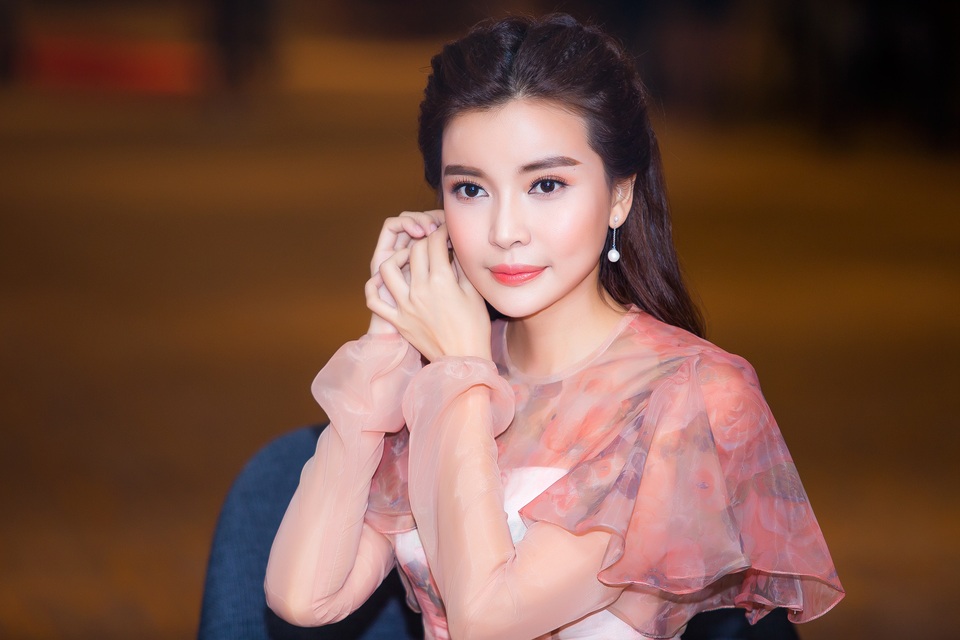 Cao Thái Hà thừa nhận ca “dao kéo” đau đớn, “có lỗi với ai đã yêu thương” - 5
Người đẹp tiến hành gọt hàm, một trong những phương pháp phẫu thuật thẩm mỹ khó và đau nhất hiện nay. Để đủ can đảm thực hiện điều này, Cao Thái Hà đấu tranh tâm lý gần một năm trời và sắp xếp thời gian nghỉ đóng phim trong gần 3 tháng để hồi phục 100%.