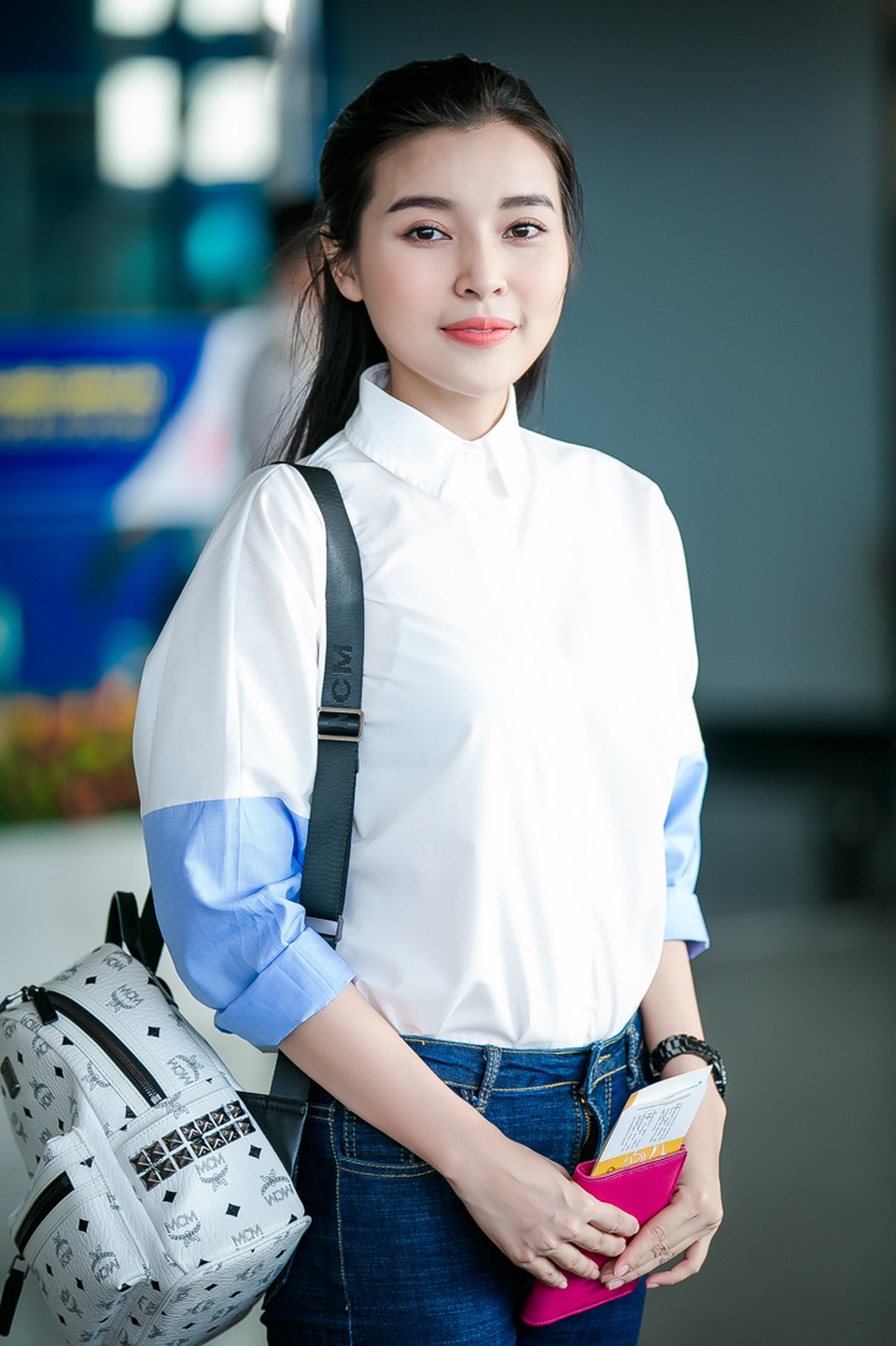 Cao Thái Hà “Đồng tiền quỷ ám” mải miết kiếm tiền chăm bố bạo bệnh - 5 Người đẹp sẽ cùng ekip dành một ngày quay clip quảng cáo. Ngoài ra cô dành 2 ngày khám phá Thái Lan trước khi quay trở lại công việc dày đặc vào 2 tháng tiếp theo.