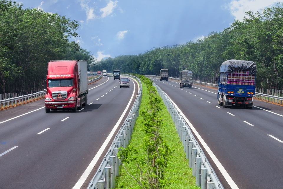 Phạt gần 1 triệu đồng nếu lái xe “trốn” phí cao tốc Long Thành - Dầu Giây - 1 Cao tốc TPHCM - Long Thành - Dầu Giây mỗi ngày có 40.000 lượt phương tiện lưu thông