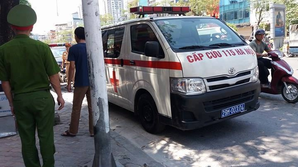 Cụ bà bị đột tử giữa trời nắng nóng đỉnh điểm - 1
Mặc dù xe cấp cứu đã nhanh chóng đến hỗ trợ nhưng không thể cứu được nạn nhân.