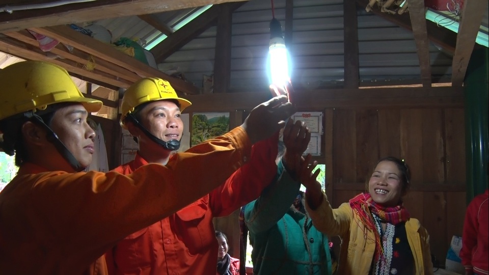 Sau bao nhiêu năm trời sống trong bóng tối, người dân tại các bản xa xôi nhất của tỉnh Quảng Trị đã được sử dụng lưới điện Quốc gia