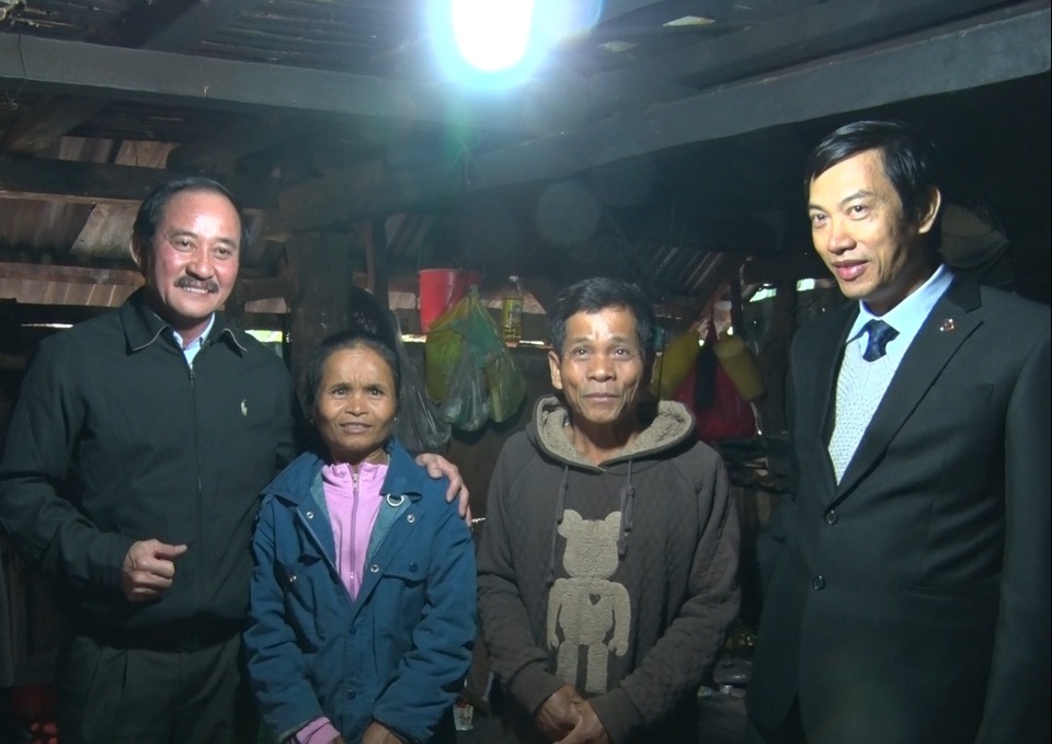 Niềm vui của bà con khi có điện chiếu sáng