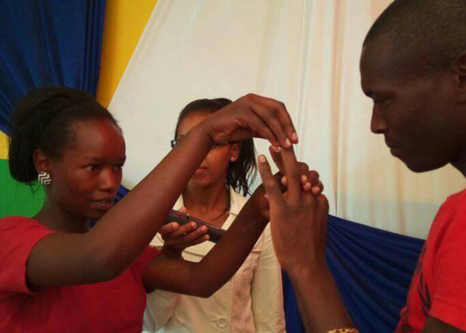 Trong đám cưới giản dị không hoa và đồ trang trí, cặp đôi trao nhau chiếc nhẫn cưới bằng sắt