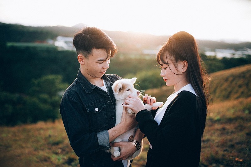 Cặp đôi nên duyên nhờ nút “like” trên facebook - 1
Võ Văn Tùng (sinh năm 1995) và Trần Thị Đoan Trang (sinh năm 1998) quen biết nhau qua mạng xã hội khi anh chàng Văn Tùng vô tình “like” bình luận của cô gái Đoan Trang.