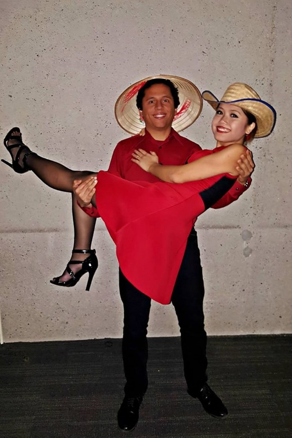 Chuyện tình “về một nhà” của nàng Việt – chàng Mexico - 2
Người đàn ông Mỹ la tinh tình cờ trở thành người thầy dạy nhảy salsa cho Hương.