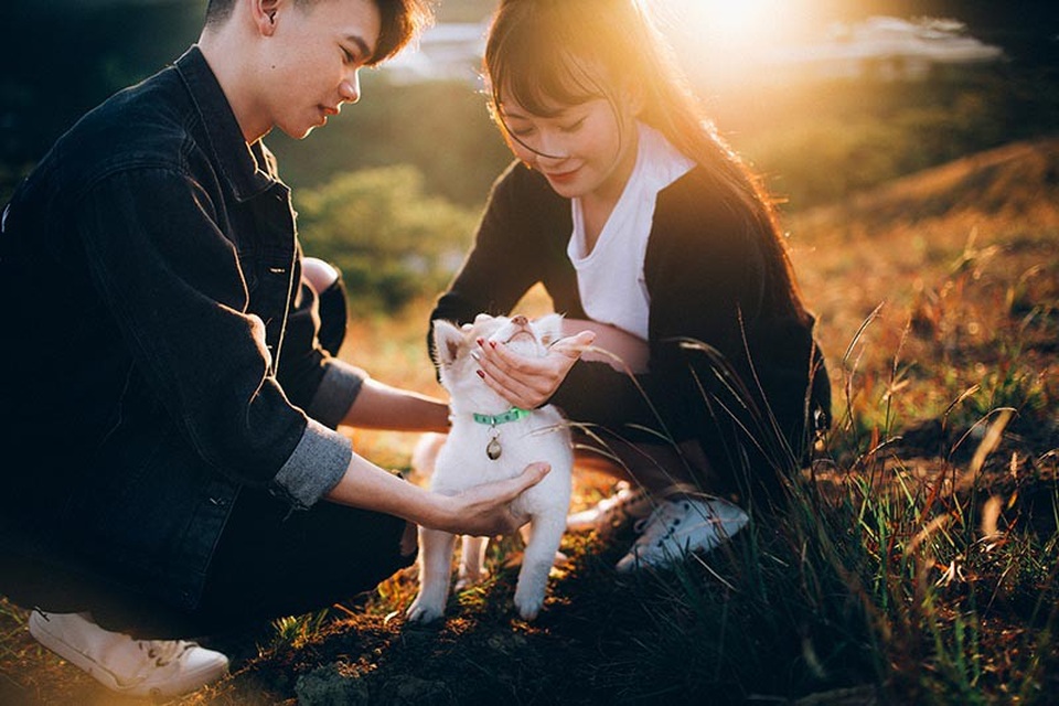 Cặp đôi nên duyên nhờ nút “like” trên facebook - 3
Đoan Trang còn nhớ tin nhắn đầu tiên Văn Tùng gửi với nội dung: “Anh nhắn cho mình là giả bộ thả thính, mà thời điểm đó mình cực kỳ ghét kiểu nhắn tin này. Thế mà không hiểu sao lại nói chuyện với nhau nhiều thế nữa”.