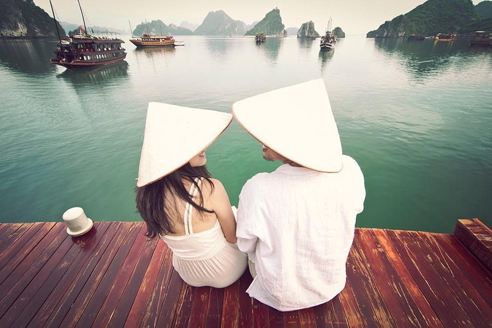 Cặp đôi “Đi khắp thế gian” chụp ảnh cưới trong vòng 3 năm - 1 Vịnh Hạ Long, Quảng Ninh, Việt Nam