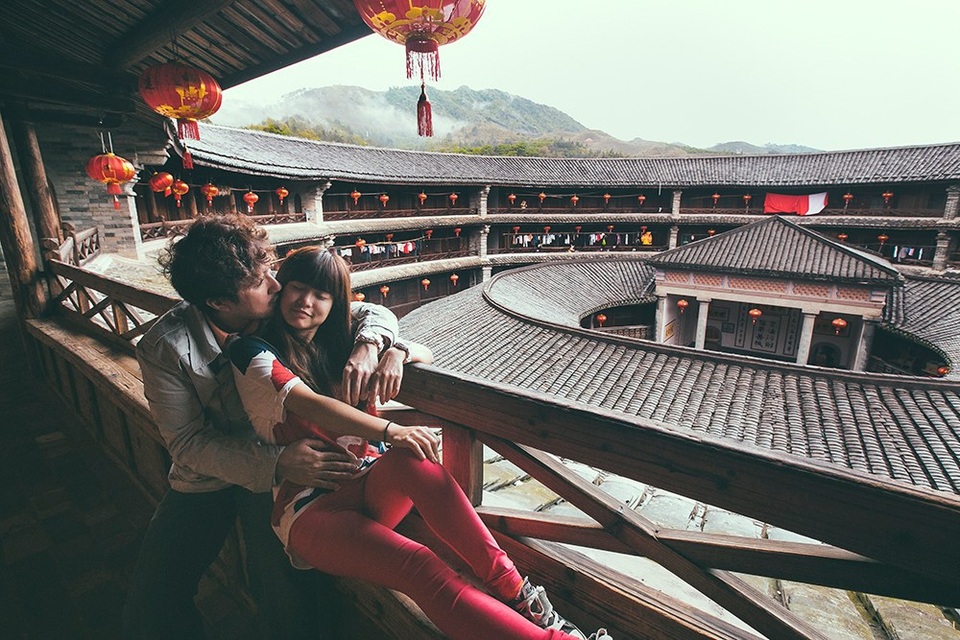 Cặp đôi “Đi khắp thế gian” chụp ảnh cưới trong vòng 3 năm - 3 Tòa nhà Trái đất Hakka, Phúc Kiến, Trung Quốc