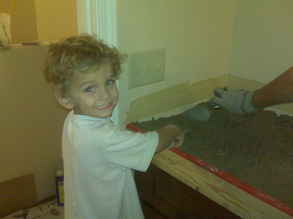 Bà mẹ "xuất thần" tự xây nhà nhờ video hướng dẫn trên Youtube - 8
Học cách đổ xi măng.