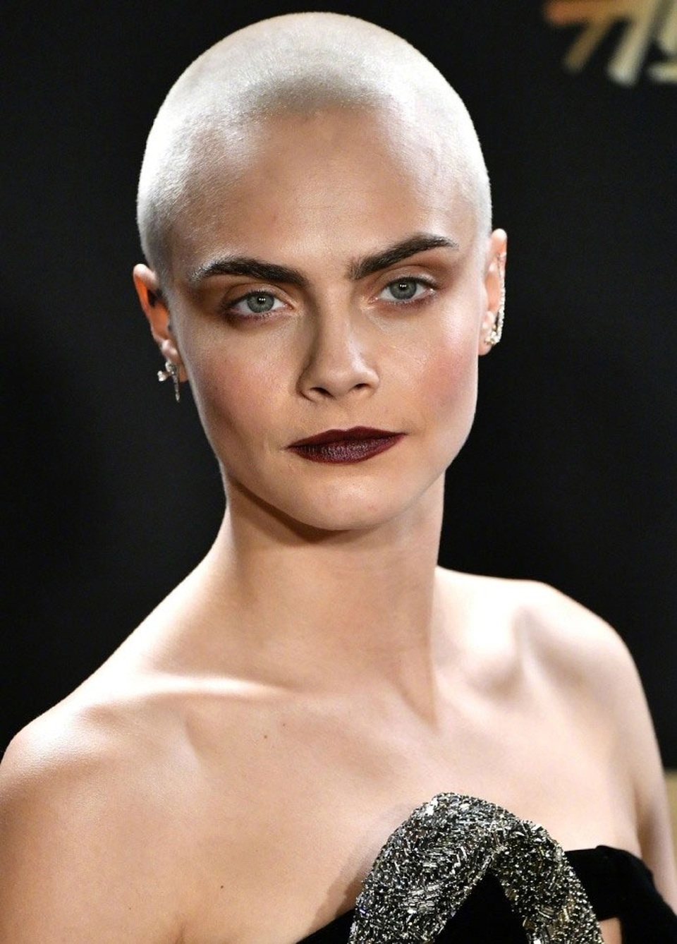 Siêu mẫu Anh ấn tượng với đầu trọc và váy gợi cảm - 6 Siêu mẫu Anh ấn tượng với đầu trọc và váy gợi cảm - 6