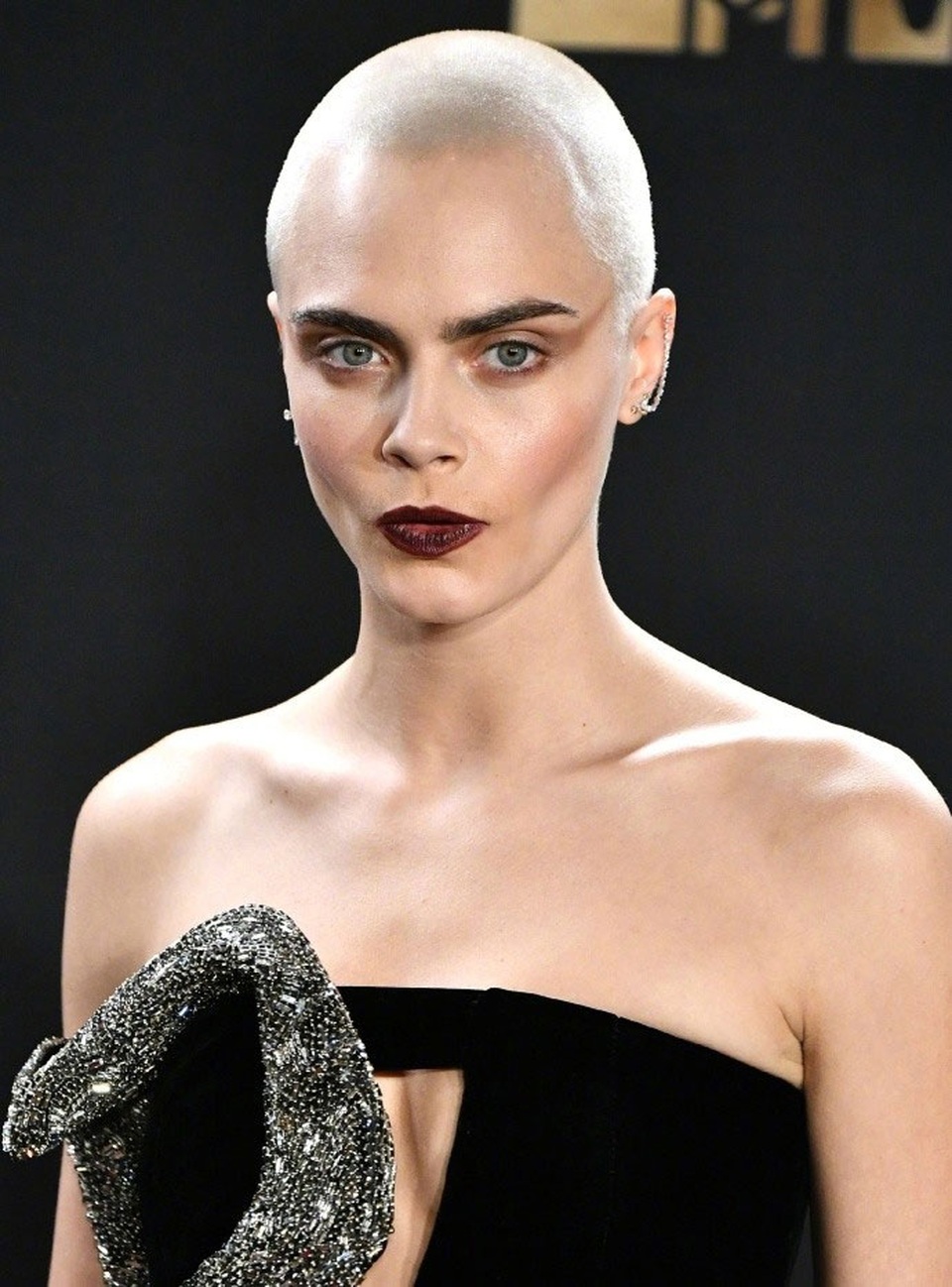 Siêu mẫu Anh ấn tượng với đầu trọc và váy gợi cảm - 5
Vài năm trở lại đây, Cara tấn công sang lĩnh vực điện ảnh. Cô từng góp mặt trong một số bộ phim như Anna Karenina, Paper Towns, London Fields, và Suicide Squad (2016).