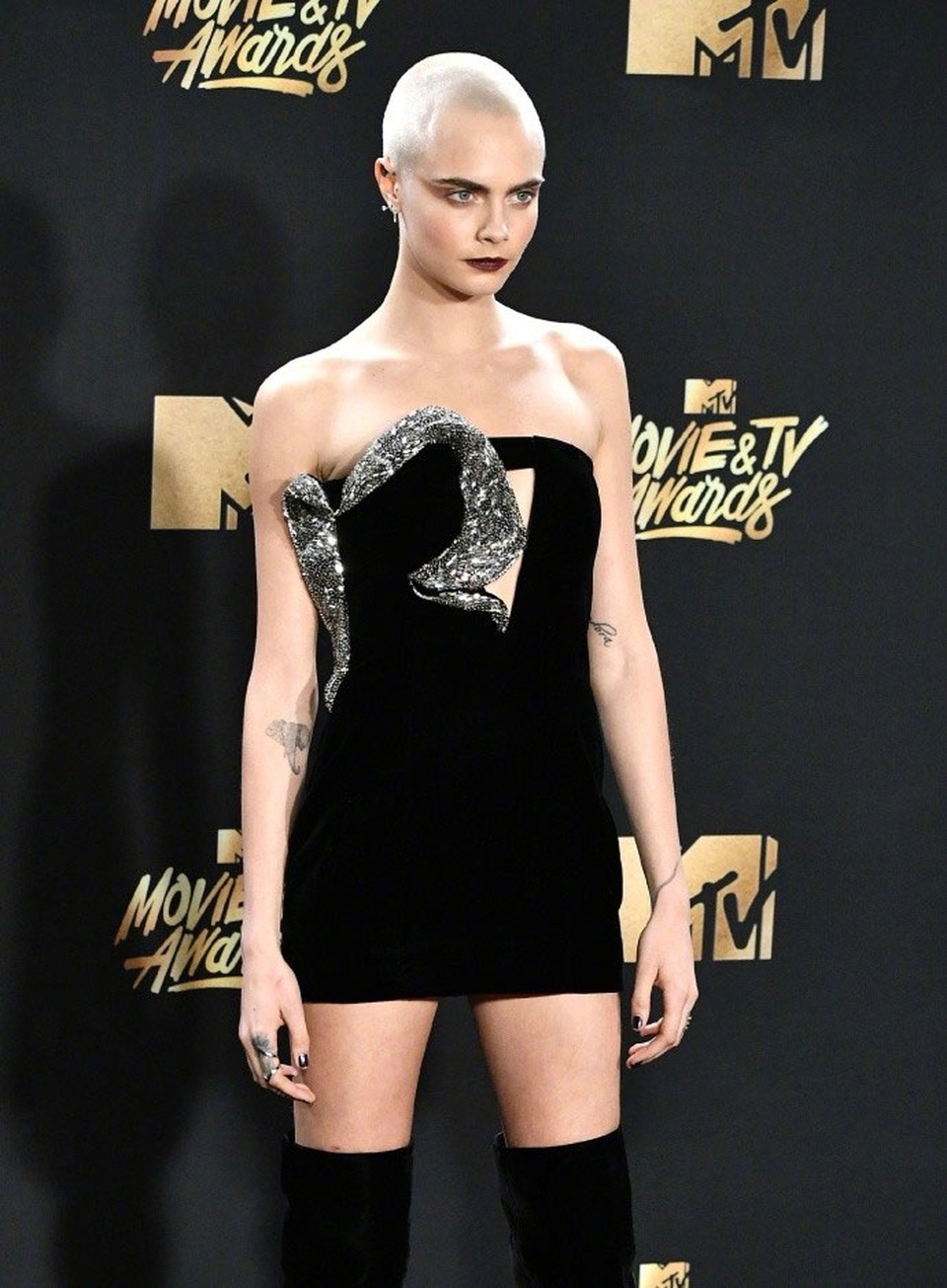 Siêu mẫu Anh ấn tượng với đầu trọc và váy gợi cảm - 4
Cara, năm nay 24 tuổi, được xem là một trong những siêu mẫu trẻ hàng đầu nước Anh hiện nay. Cô sở hữu thân hình đẹp và lối trình diễn lôi cuốn. Cara cũng có lượng người theo dõi khủng trên các trang mạng xã hội.