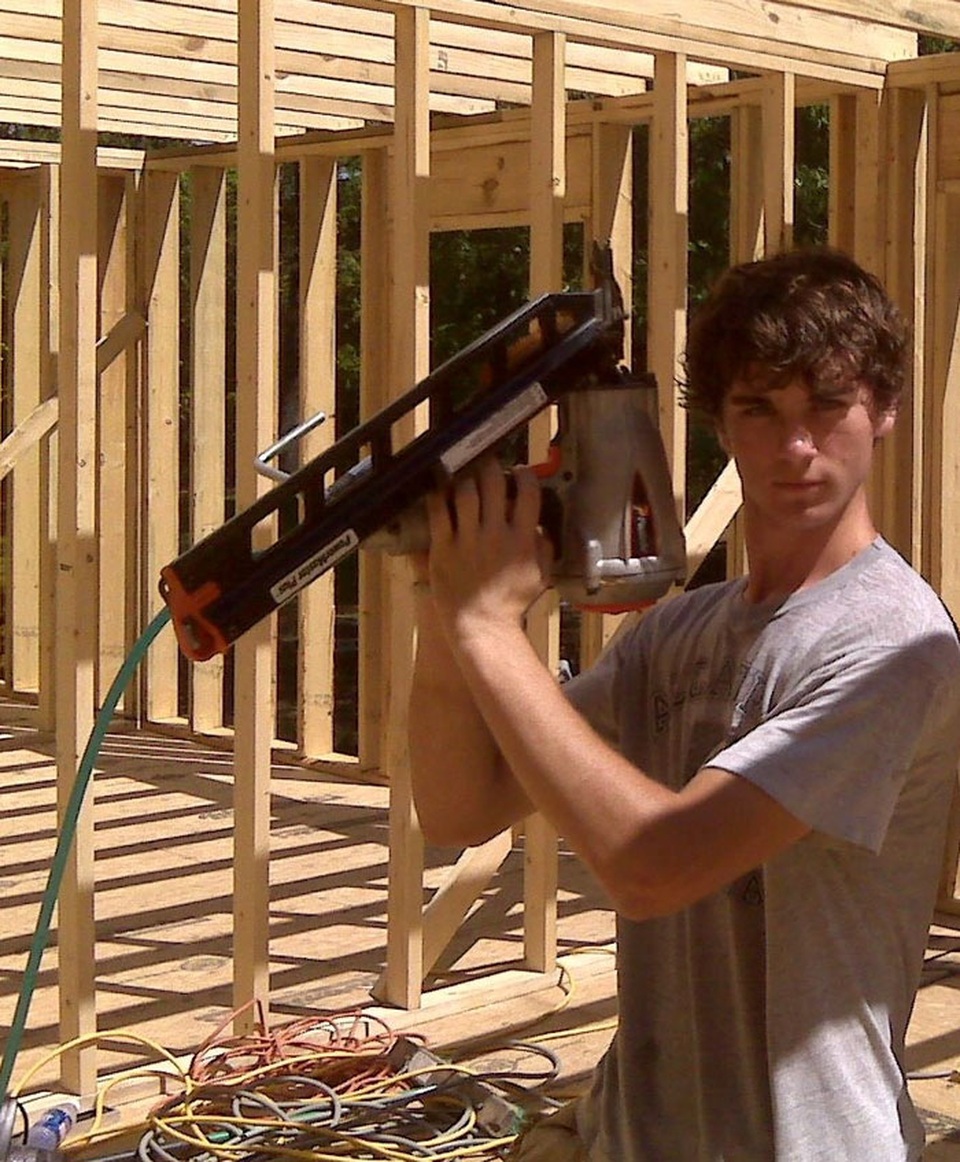 Bà mẹ "xuất thần" tự xây nhà nhờ video hướng dẫn trên Youtube - 4
Vì vậy cả gia đình và 4 người con, lớn nhất là 17 tuổi và bé nhất là 2 tuổi, cùng bắt tay xây một ngôi nhà vì họ không đủ tiền để mua một ngôi nhà mới.