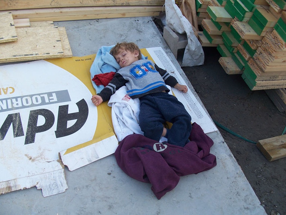 Bà mẹ "xuất thần" tự xây nhà nhờ video hướng dẫn trên Youtube - 6
Cùng với khoản tiền 150.000 USD vay ngân hàng và một loạt video hướng dẫn trên Youtube, cả gia đình cùng hợp sức và đã xây được một ngôi nhà mơ ước.