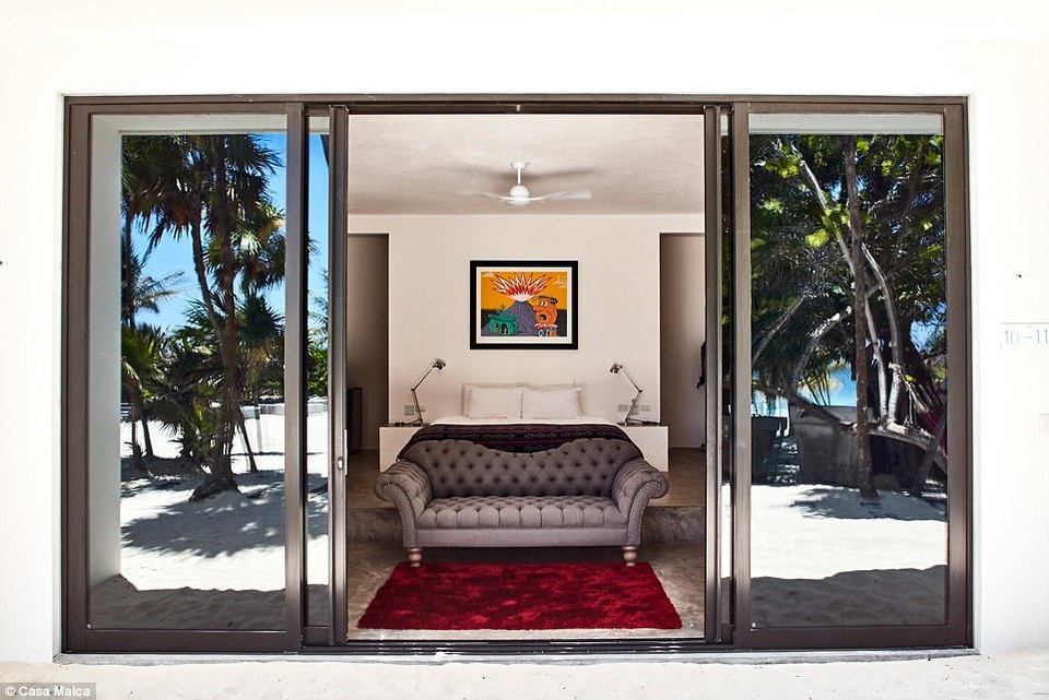 Từ dinh thự của trùm ma túy khét tiếng "biến hóa" thành khu nghỉ dưỡng 5 sao - 9 Một trong những phòng suite có tầm nhìn hướng về phía biển