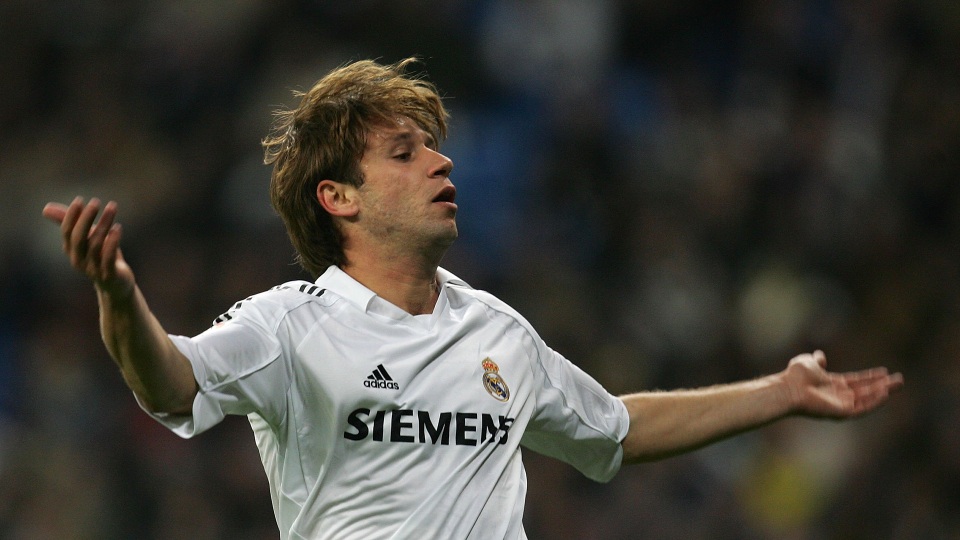 Cassano từng là cậu bé vàng của bóng đá Italia nhưng dường như cầu thủ này tới Real Madrid chỉ để ăn chơi. Cassano từng kể: Ở Madrid, tôi quen một anh phục vụ. Nhiệm vụ của anh ta là mang cho tôi 3, 4 chiếc bánh ngọt sau mỗi lần quan hệ tình dục. Anh ta mang bánh lên cầu thang cho tôi. Đổi lại, tôi sẽ để anh ấy qua đêm với cô gái của tôi. Chúng tôi đã thực hiện vụ trao đổi. Có lẽ, vì thế, Cassano tăng cân mất kiểm soát ở Real Madrid và bị đẩy về Italia thi đấu cho Sampdoria chỉ sau 1 mùa giải.