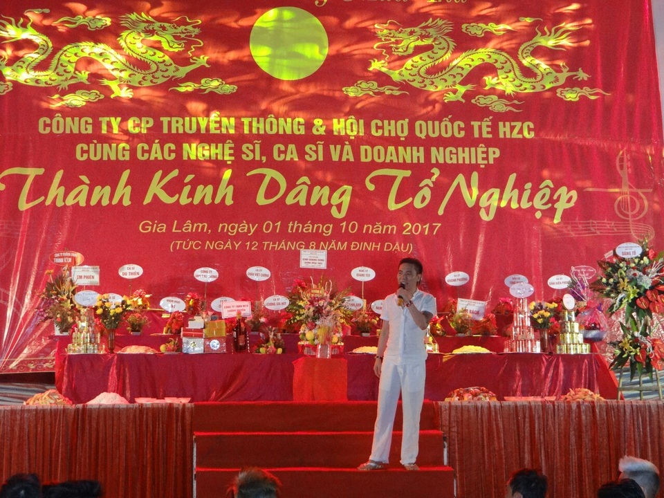 Ca sỹ Châu Việt Cuờng biểu diễn tại buổi lễ dâng hương ngày giỗ Tổ nghiệp