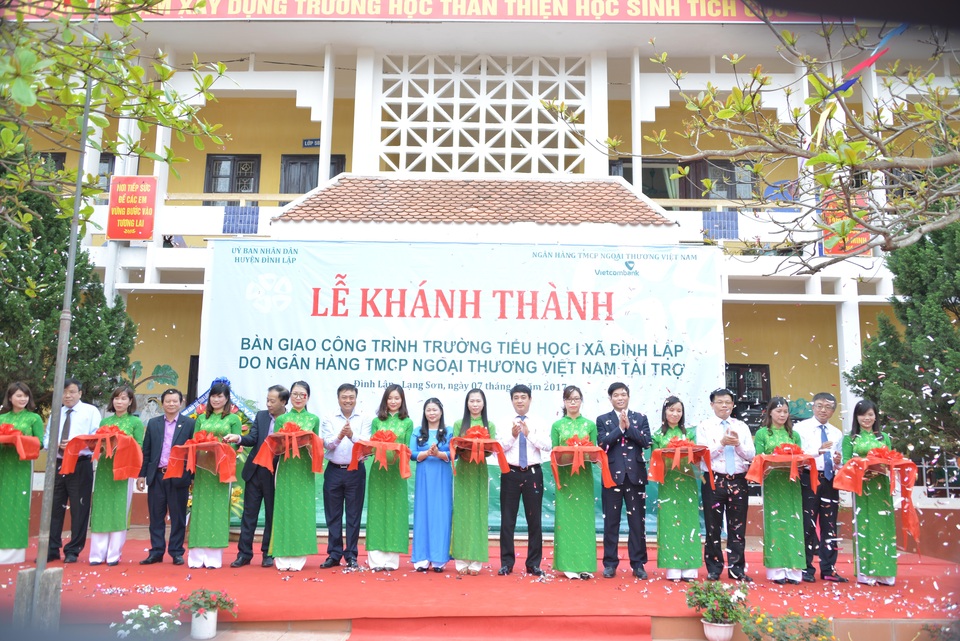 Khánh thành và bàn giao công trình Trường Tiểu học 1 xã Đình Lập do Vietcombank tài trợ - 3
Lãnh đạo tỉnh Lạng Sơn và Vietcombank cắt băng khánh thành công trình Trường Tiểu học 1 xã Đình Lập