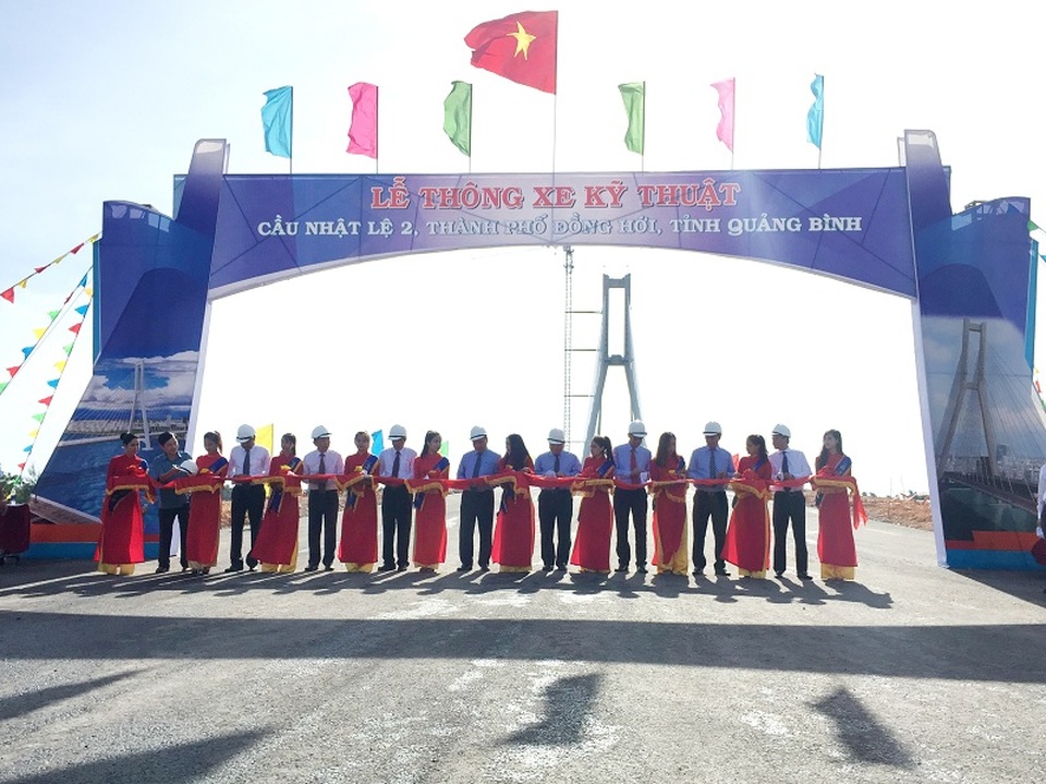 Thủ tướng dự lễ thông xe kỹ thuật cầu "chiến lược phát triển kinh tế" Quảng Bình - 1 Thủ tướng Nguyễn Xuân Phúc cùng lãnh đạo Bộ Giao thông vận tải, Bộ Kế hoạch đầu tư và Lãnh đạo Tỉnh ủy, UBND tỉnh Quảng Bình cắt băng thông xe kỹ thuật cầu Nhật Lệ 2