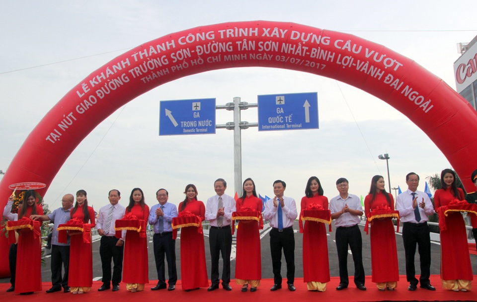 Khánh thành 2 cầu vượt "giải phóng" sân bay Tân Sơn Nhất - 1 Lãnh đạo TPHCM dự lễ khánh thành cầu vượt trên đường Trường Sơn