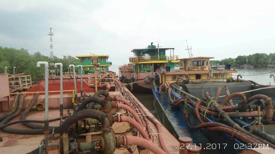 Bộ đội biên phòng bắt nhiều vụ khai thác cát lậu ở Cần Giờ - 1 Xà lan bị bắt giữ