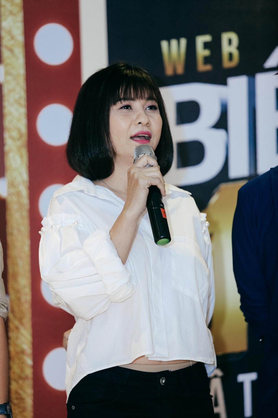 Cát Phượng, Kiều Minh Tuấn, Hồ Ngọc Hà... tham gia phim “Lật mặt showbiz” - 5 Chia sẻ tại chương trình, diễn viên Cát Phượng cho biết với đề tài thú vị lẫn mang nhiều thử thách với thể loại hoàn toàn mới nên chị đã nhận lời tham gia trong vai trò cố vấn về kịch bản, hướng dẫn chuyên môn cho các diễn viên chính. Ngoài ra, Cát Phượng cũng lôi kéo bạn trai Kiều Minh Tuấn tham gia cùng dự án lần này với mình.
