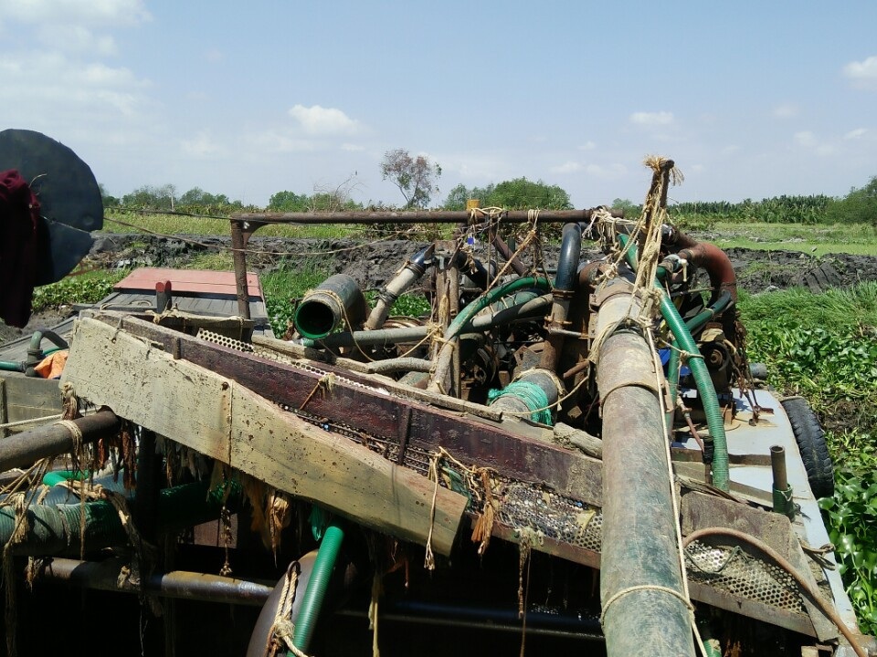Bắt tại trận 5 ghe cát tặc trên sông Đồng Nai - 3 Phương tiện khai thác cát của nhóm đối tượng trên sông Đồng Nai